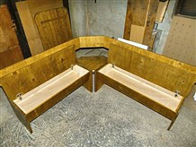 3. Kutna klupa s prostorom za odlaganje ispod sjedišta