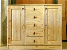 2. Komoda od jelovine, bezbojno lakirana