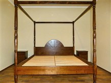 3. Krevet od masivne hrastovine s okvirom za baldahin