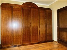 4. Ormar od kombinacije hrastovog furnira i masiva